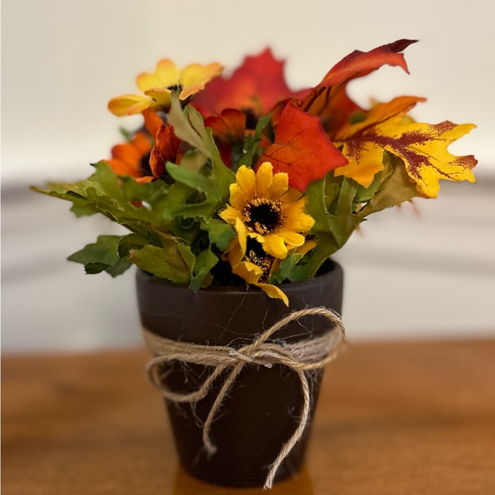 Floral decoration, hand-made. Hand painted clay pot with fall decor flowers NWT - Picture 5 of 5